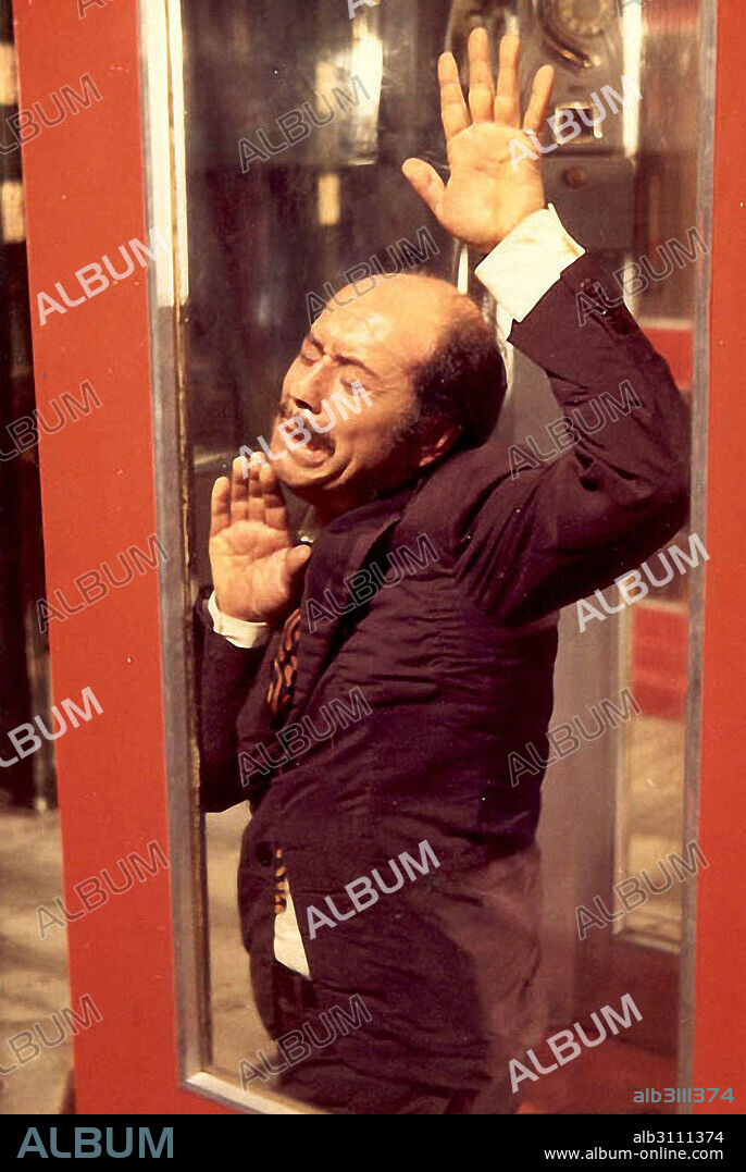 JOSE LUIS LOPEZ VAZQUEZ en LA CABINA, 1972, dirigida por ANTONIO MERCERO. Copyright TELEVISION ESPAÑOLA.