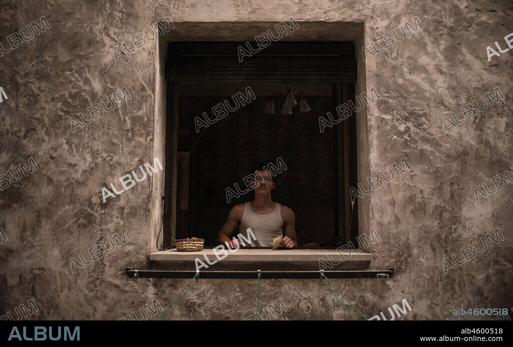 SERGIO CASTELLANOS en MALASAÑA 32, 2020, dirigida por ALBERT PINTO. Copyright WARNER BROS PICTURES.