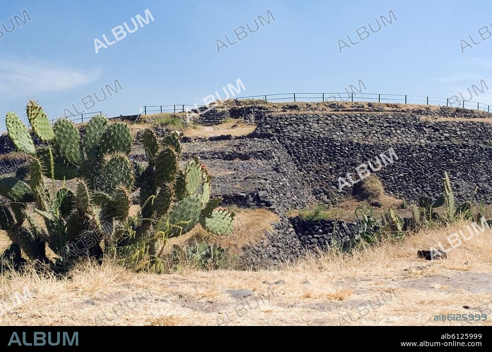Ciudad de Mexico, früher Tenochtitlan (Mexico), Cuicuilco (Ruinenstätte, ehem. präklassische Siedlung, gegründet um 2300 v.Chr.; Ausgrabungen 1922/24), Rundpyramide (ursprüngl. Tempelplattform, erbaut um 700 v.Chr., im 4.Jh. überbaut).-Teilansicht.-/ Foto, 2008.