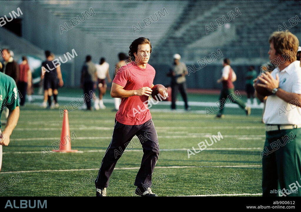 GREG KINNEAR y MARK WAHLBERG en INVINCIBLE [INVENCIBLE], 2006 (INVINCIBLE), dirigida por ERICSON CORE. Copyright WALT DISNEY PICTURES / PHILLIPS, RON.