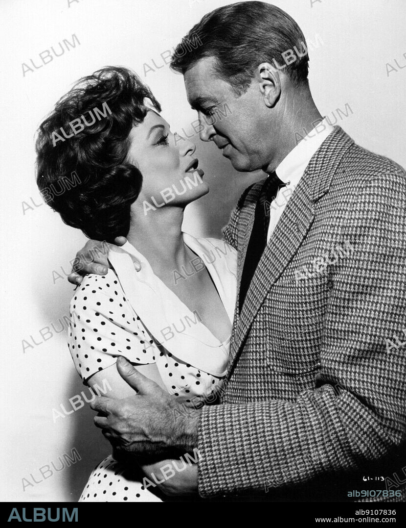 JAMES STEWART and MAUREEN O'HARA in MR HOBBS TAKES A VACATION, 1962, directed by HENRY KOSTER. Copyright 20TH CENTURY FOX.