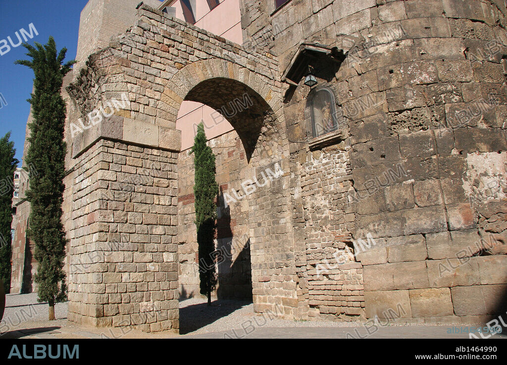 Roman Art. Ruins ot the roman wall and two arches from the aqueduct which carried water into the Barcino city (late 1st century BC). Square "Nova". Barcelona. Catalonia. Spain. Europe.