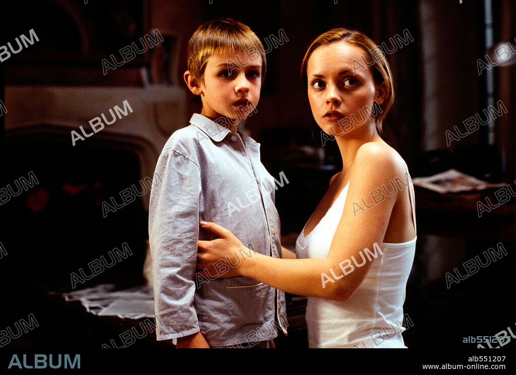 CHRISTINA RICCI en VISITANTES, 2002 (THE GATHERING), dirigida por BRIAN GILBERT. Copyright SAMUEL PRODUCTIONS/GRANADA FILMS/HELKON SK/ISLE OF MAN FILM.