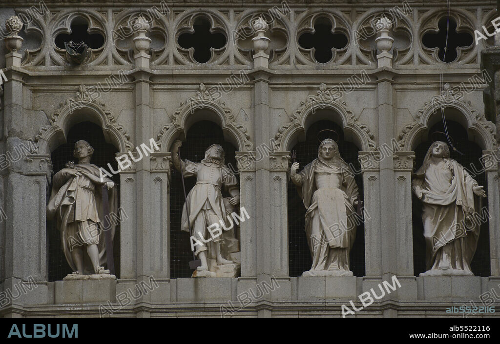 España. Castilla-La Mancha. Toledo. Catedral de Santa María. Construida en estilo gótico entre los años 1227 y 1493. Detalle de las esculturas ubicadas sobre la Puerta del Juicio Final, en la fachada principal.