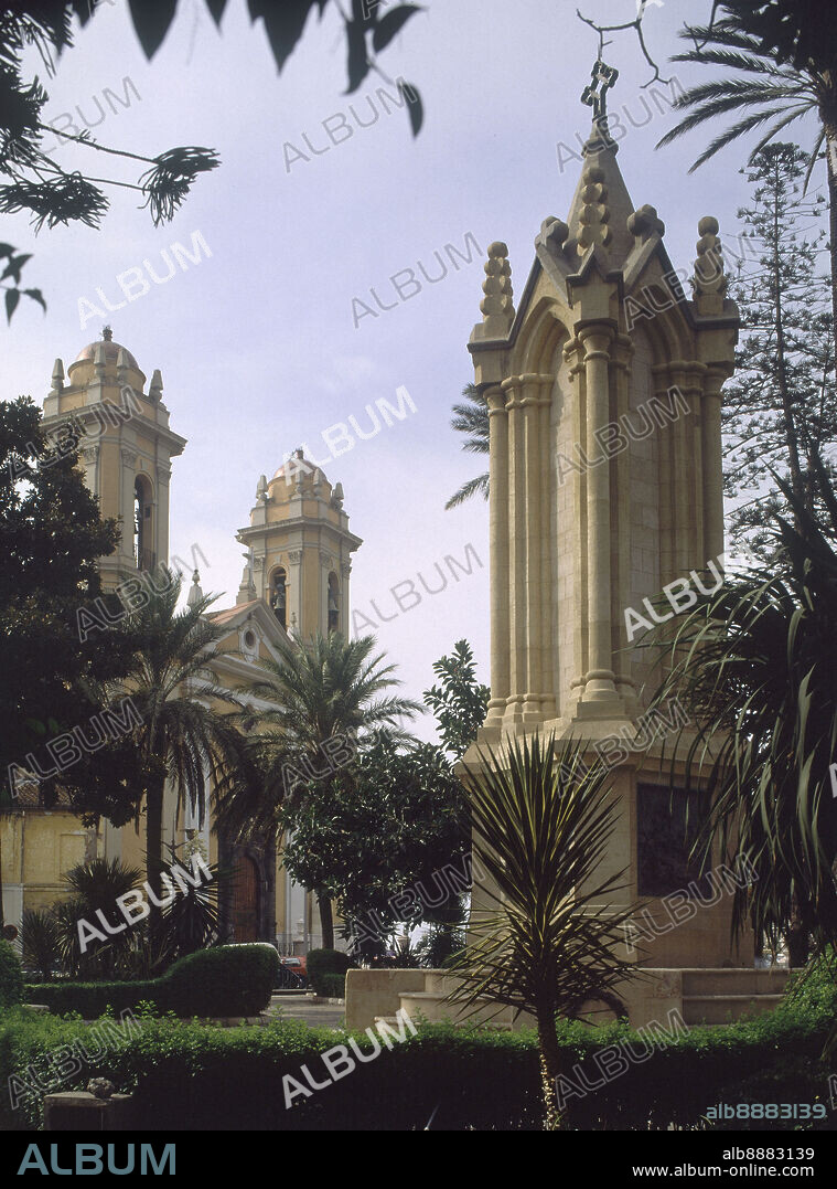 PLAZA AFRICA-MONOLITO GUERRA AFRICA Y CATEDRAL AL FONDO - FOTO AÑOS 90.