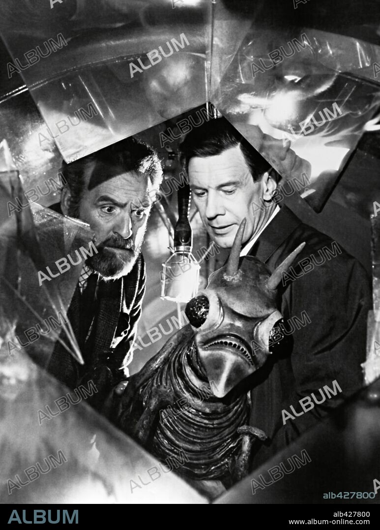 ANDREW KEIR y JAMES DONALD en QUE SUCEDIO ENTONCES?, 1967 (QUATERMASS AND THE PIT), dirigida por ROY WARD BAKER. Copyright HAMMER.