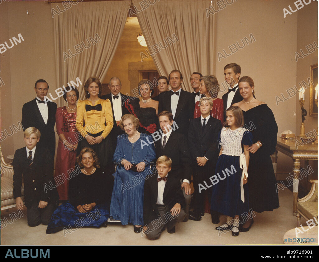 El Pardo (Madrid), 12/10/1985. Bodas de oro de los Condes de Barcelona en el Palacio del Pardo. En la imagen, Don Juan y su esposa Doña María de las Mercedes, Juan Carlos I y la Reina Sofía, el Príncipe Felipe, las Infantas Elena y Cristina, los Duques de Badajoz Luis Gómez-Acebo y Pilar de Borbon, Simoneta, Juan, Alfonso, Fernando y Bruno Gómez-Acebo, los Duques de Soria Carlos Zurita y Margarita de Borgon con y sus hijos, Alfonso y Maria Zurita.