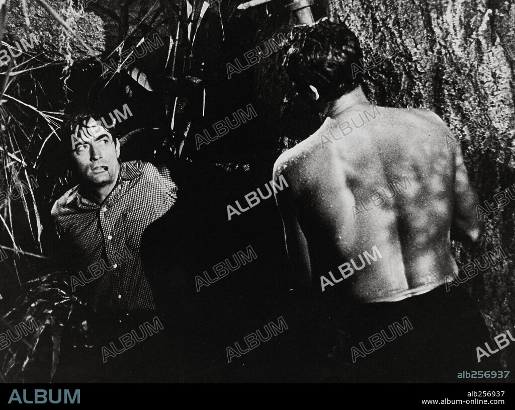 GREGORY PECK y ROBERT MITCHUM en EL CABO DEL TERROR, 1962 (CAPE FEAR), dirigida por J. LEE THOMPSON. Copyright UNIVERSAL PICTURES.