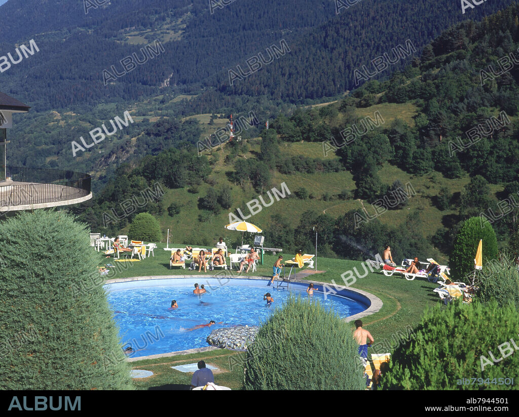 EXT-PISCINA DEL PARADOR-VISTAS DEL VALLE DE ARAN.