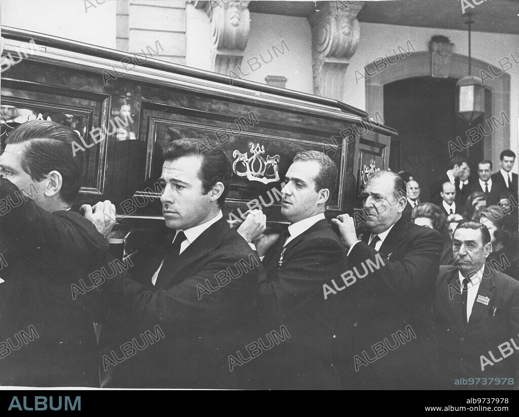 Lausanne (Switzerland), 04/18/1969. Burial of Queen Victoria Eugenie in the Lausanne cemetery. In the image, from left to right, the Infante D. Alfonso de Borbón Dampierre, the Prince D. Juan Carlos de Borbón and Don Juan the Count of Barcelona, carry the coffin with the remains on their shoulders.