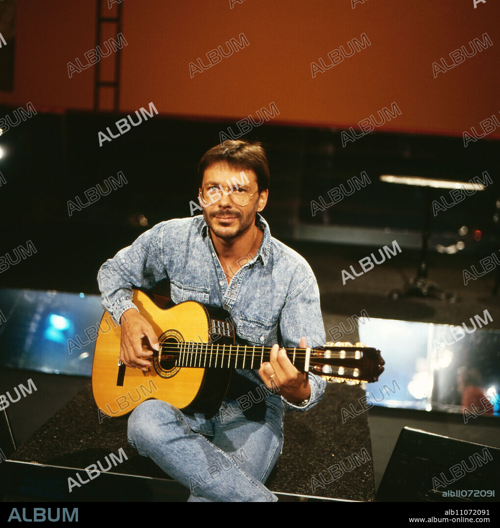 Reinhard Mey, German songwriter, in the "ARD Wunschkonzert", Germany 1989.