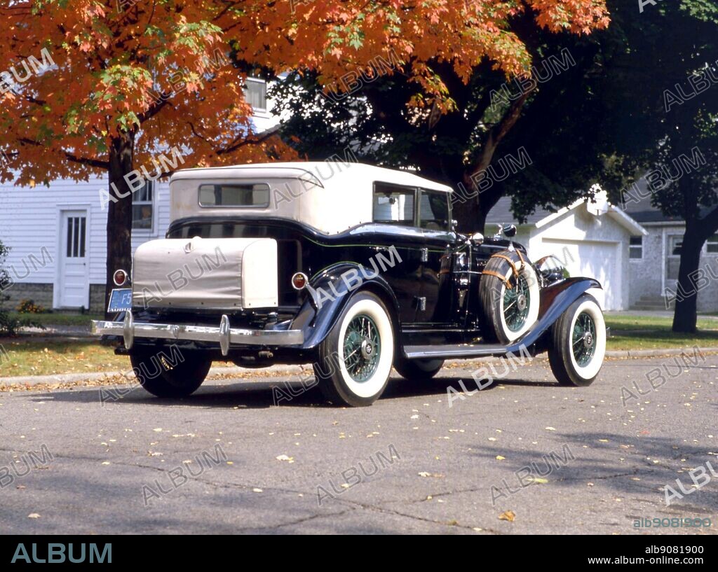 1932 Auburn 12-161A Phaeton Sedan, bodied by central, with a 6412cc V12 engine.