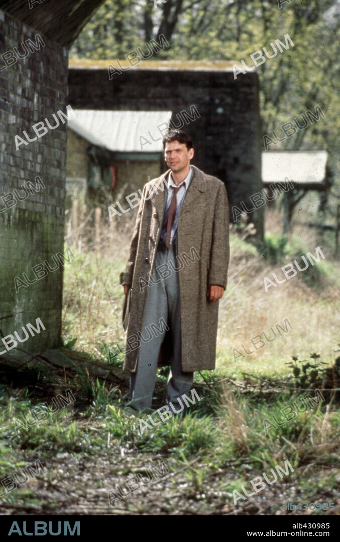 DOUGRAY SCOTT in ENIGMA, 2001, directed by MICHAEL APTED. Copyright JAGGED FILMS/INTERMEDIA FILM EQUITIES/BROADWAY PICT/SENATOR.
