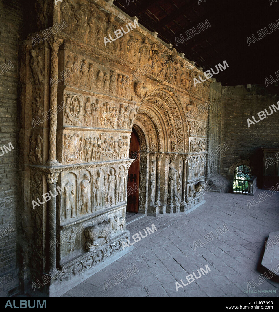 ARTE ROMANICO. ESPAÑA. SANTA MARIA DE RIPOLL. Monasterio cuya iglesia fue consagrada por el abad Oliva en 1032. Detalle de la portada que data de la segunda mitad del s. XII y que es considerada una de las más importantes obras de la escultura romana a pesar de la degradación que sufre la piedra. RIPOLL. Provincia de Girona. Cataluña.