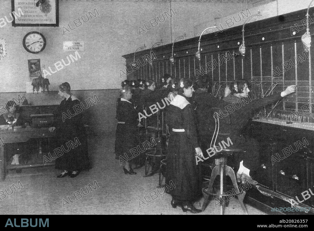 TELEFONISTAS DE PRINCIPIOS DEL SIGLO XX.