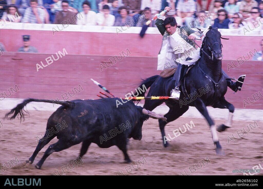 MOURA , JOAO  REJONEADOR PORTUGUES  EN PLENA ACTUACION;.