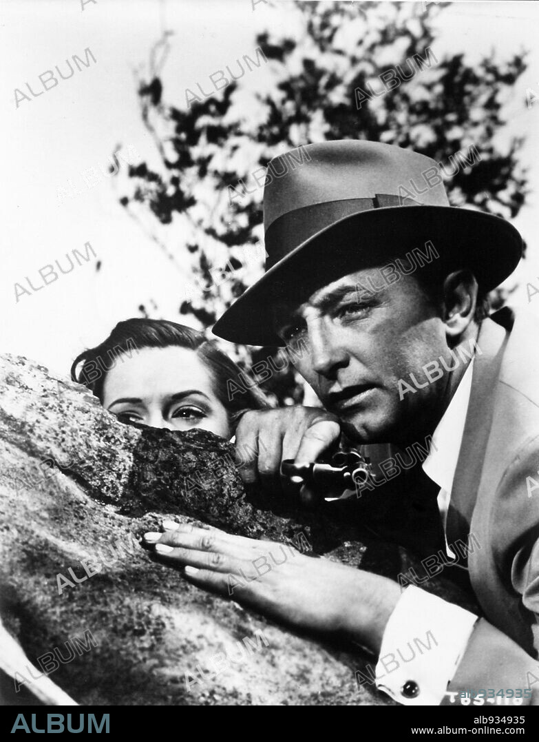 ROBERT MITCHUM in THE BIG STEAL, 1949, directed by DON SIEGEL. Copyright RKO.