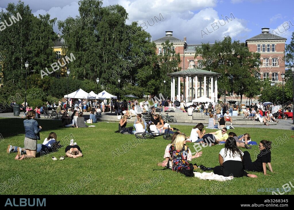 Gente en el Parque Birkelunden. Barrio de Grunerlokka. Oslo. Noruega.