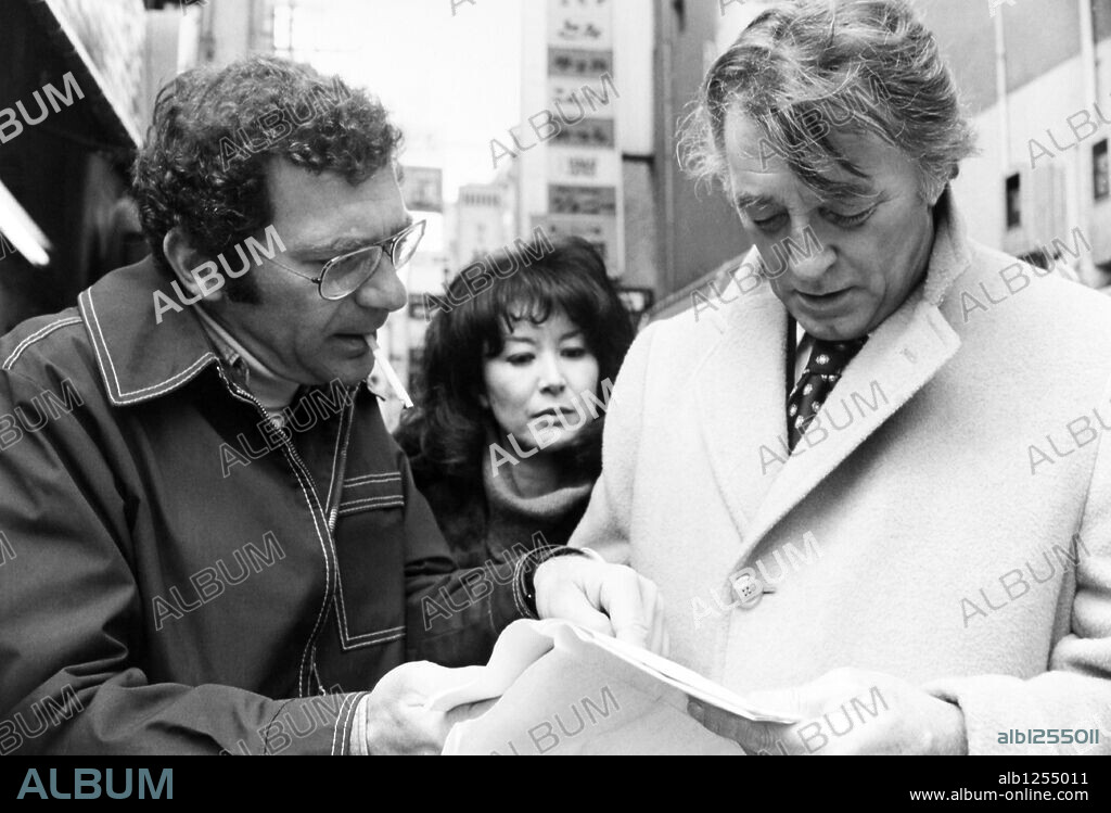 KEIKO KISHI, ROBERT MITCHUM and SYDNEY POLLACK in THE YAKUZA, 1974, directed by SYDNEY POLLACK. Copyright WARNER BROS.