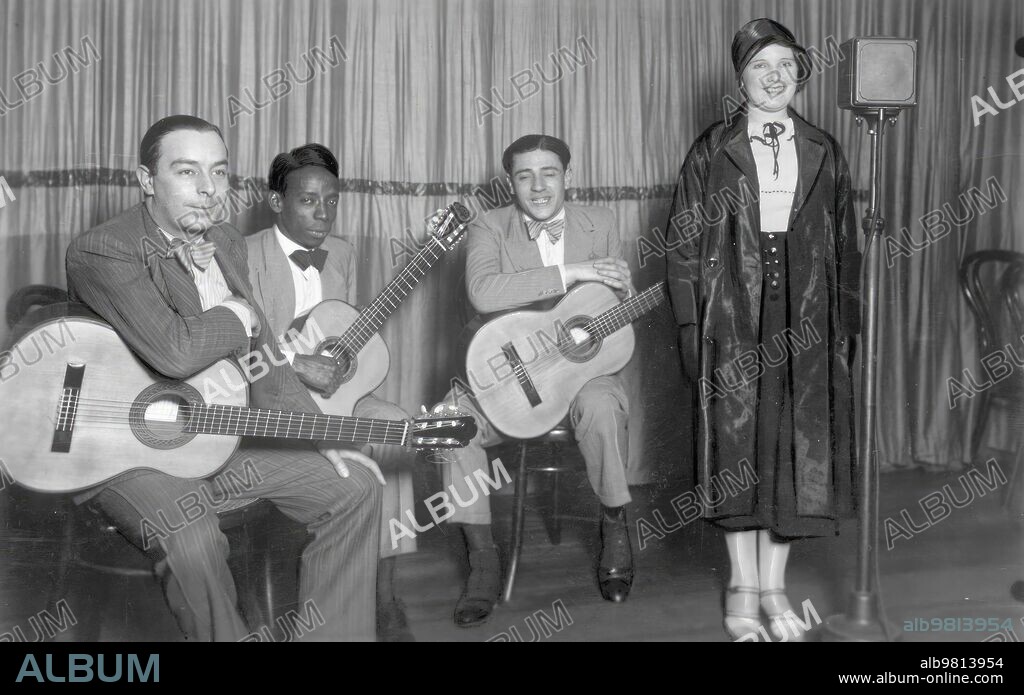 1930. Libertad Lamarque interpreta uno de sus tangos.