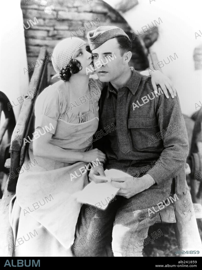 JOHN GILBERT y RENEE ADOREE en EL GRAN DESFILE, 1925 (THE BIG PARADE), dirigida por KING VIDOR. Copyright M.G.M.