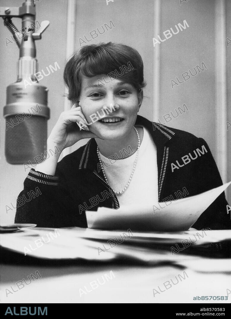 ENDAST FÖR REDAKTIONELL PUBLICERING Utan bildtext. Not. Kersti Adams-Ray (Melodiradion) Anm. Publ. i RiR 59/63 och 48/65 Programledare Blicken Pärlhalsband CD335 Publ. i Sveriges Radios årsbok 1963 sid.253 persons: KERSTI ADAMS-RAY sites: SVERIGE.