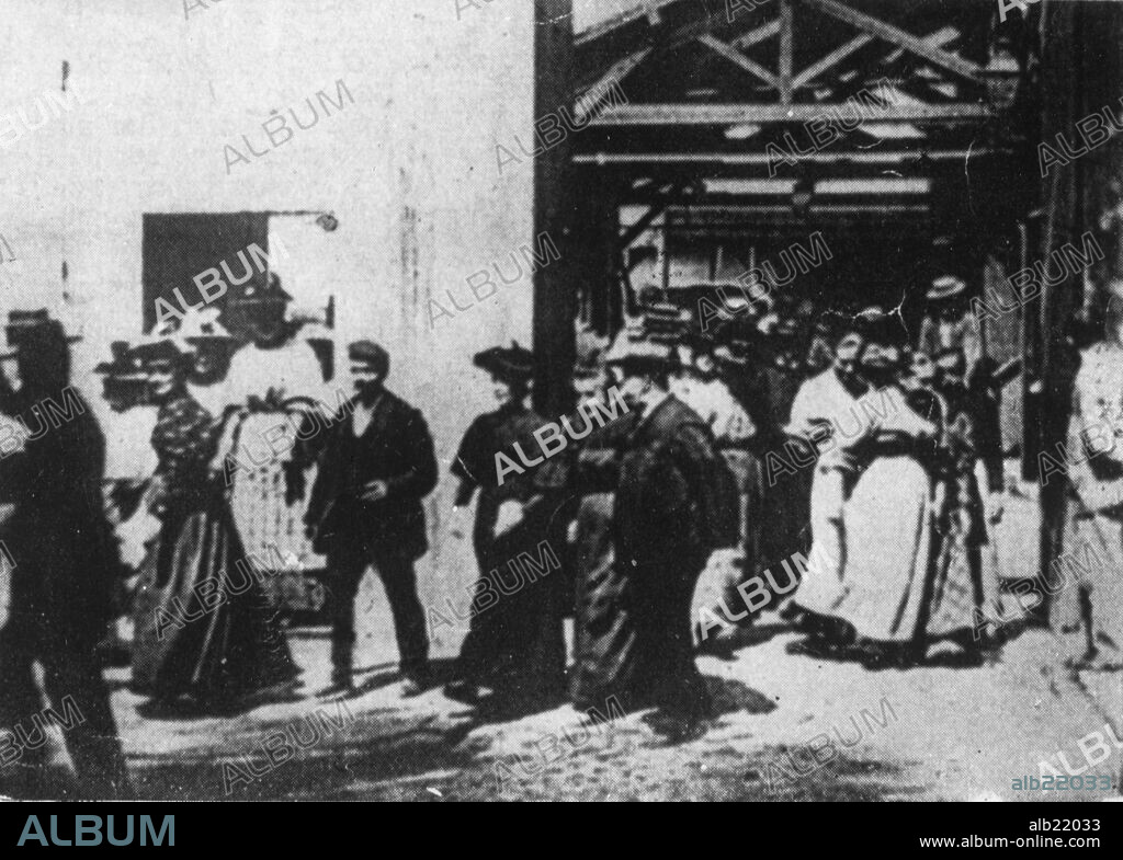 LUMIERE BROTHERS in EMPLOYEES LEAVING THE LUMIÈRE FACTORY, 1895 (LA SORTIE DES USINES LUMIERE), directed by LOUIS LUMIERE. Copyright LUMIERE & COMPANY.
