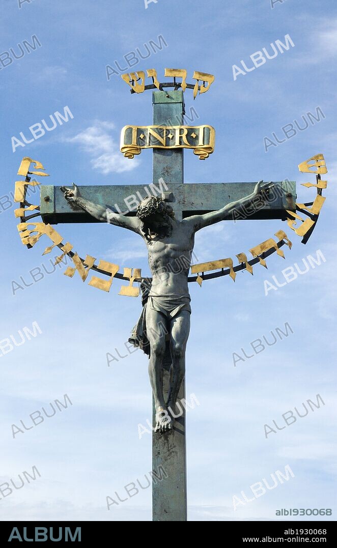 CRUCIFIXION del siglo XVII con las palabras en hebreo de "Santo, santo, santo es el Señor", situado en el Puente de Carlos IV. PRAGA. República Checa.