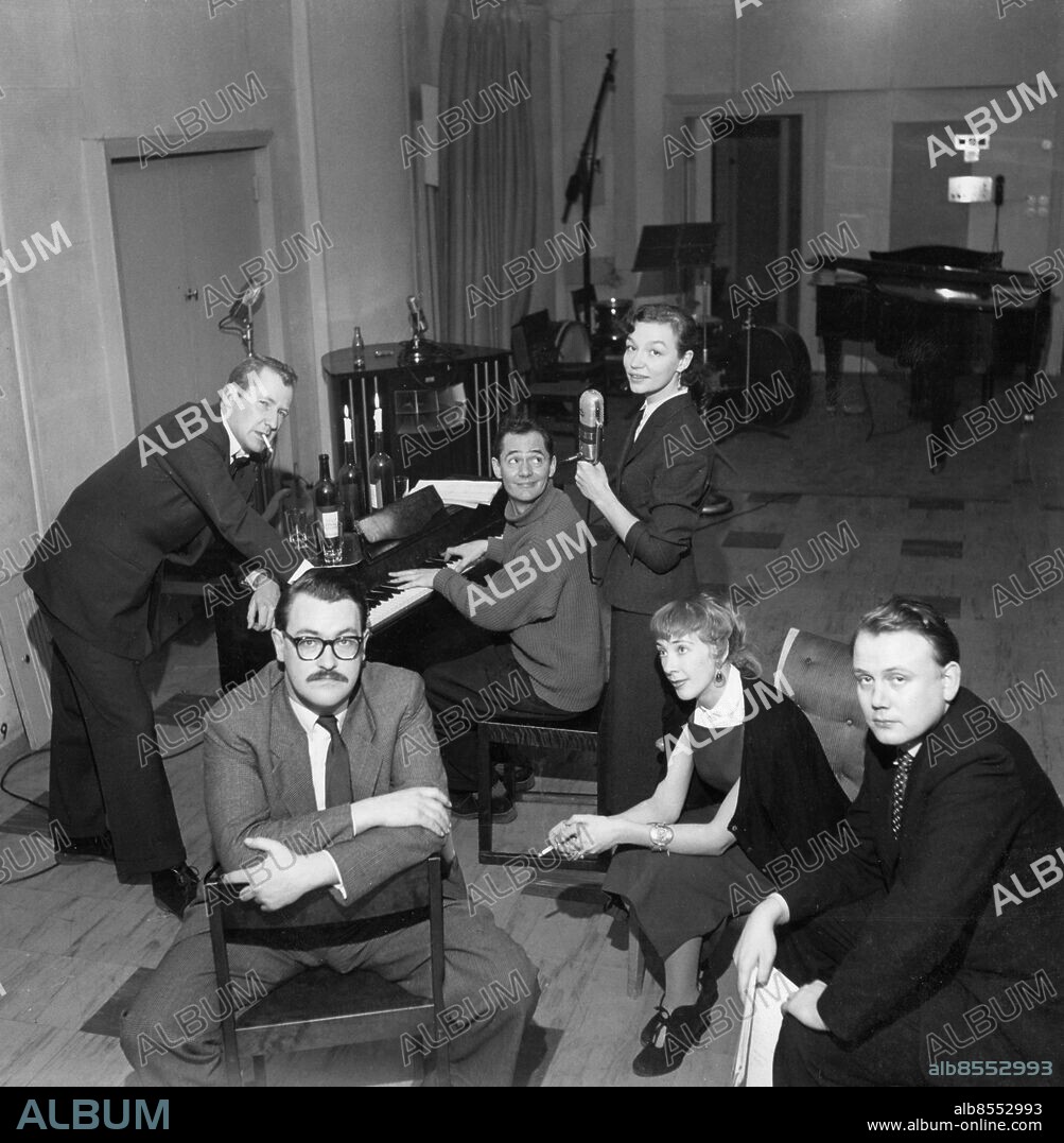 1956.. Not. Cabaret Två Åsnor 1956 Anm.Piano Inspelningar Studios Mustacher Skådespelare Sång Författare Journalister Publ. i Etermediernas bok Finrummet och lekstugan sid.133 CD156 Se även XAD241 persons: LARS FORSSELL;BENGT EKEROT;BENGT EKLUND;PÄR RÅDSTRÖM;ULLA SJÖBLOM;ULLA-BELLA FRIDH sites: SVERIGE.