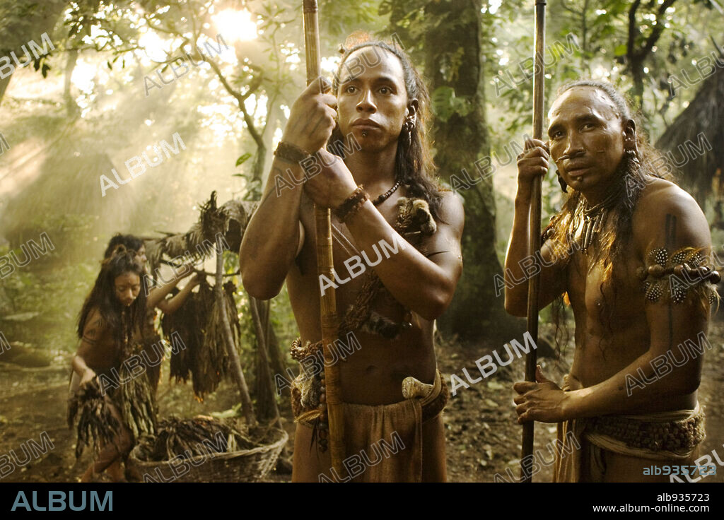 MORRIS BIRDYELLOWHEAD et RUDY YOUNGBLOOD dans APOCALYPTO, 2006, réalisé par MEL GIBSON. Copyright Icon Entertainment International / COOPER, ANDREW.