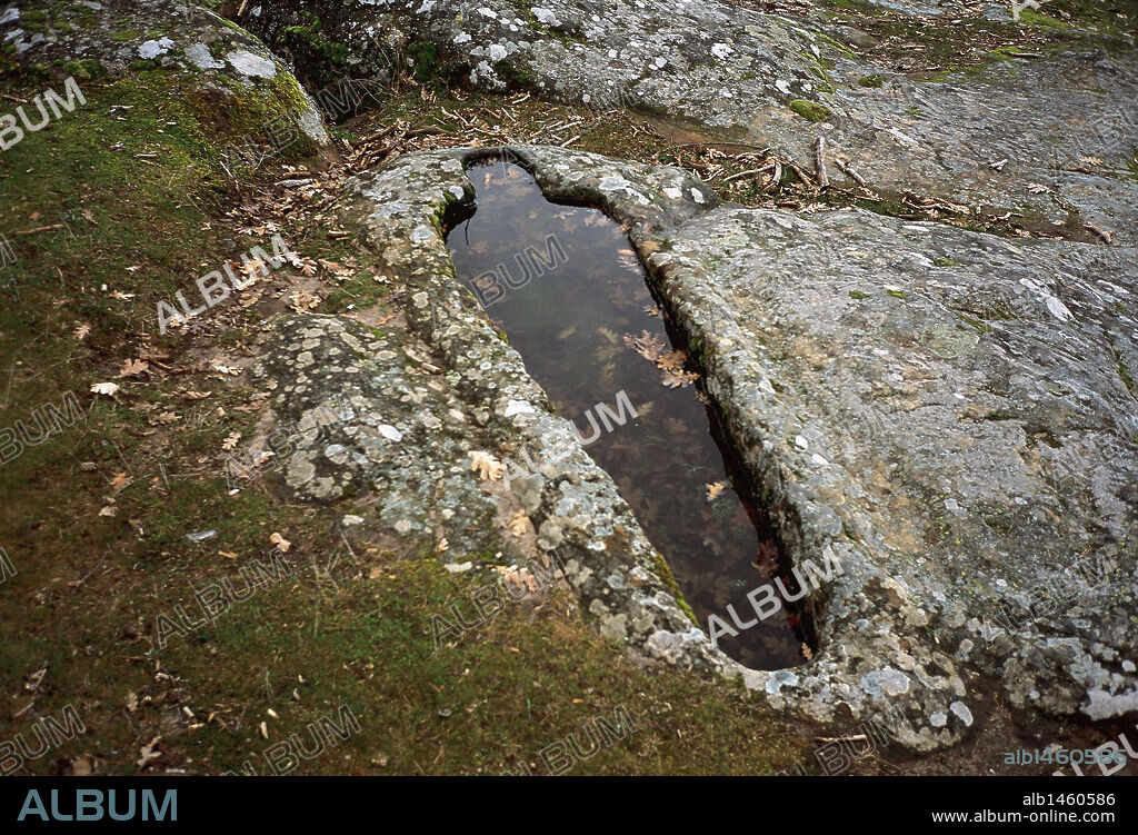 ARTE PREHISTORICO. NEOLITICO. ESPAÑA. 5000-2500 a. C. TUMBA ANTROPOMORFA excavada en la roca. NECROPOLIS DE QUINTANAR DE LA SIERRA. Provincia de Burgos. Castilla-León.