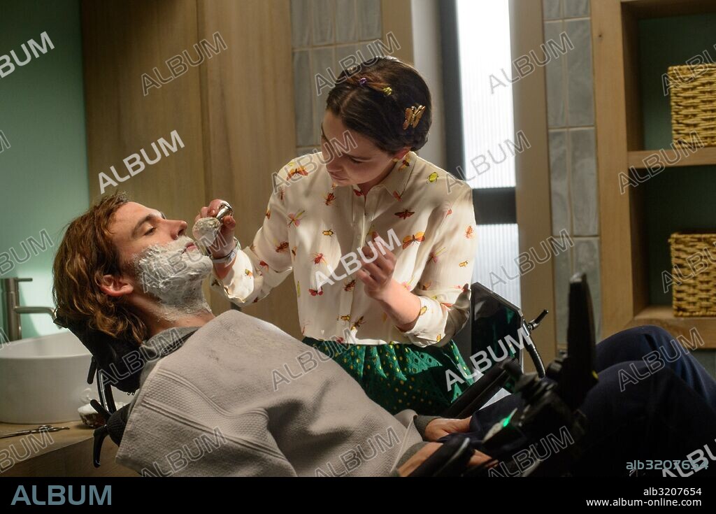 EMILIA CLARKE et SAM CLAFLIN dans ME BEFORE YOU, 2016, réalisé par THEA SHARROCK. Copyright MGM/NEW LINE CINEMA.