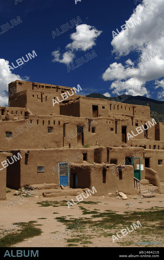 ESTADOS UNIDOS. PUEBLO DE TAOS. Habitado por indios Tiwa, de la tribu Pueblo. Vista de las construcciones de adobe de varios pisos. Declarado Patrimonio de la Humanidad por la UNESCO. Estado de Nuevo México.