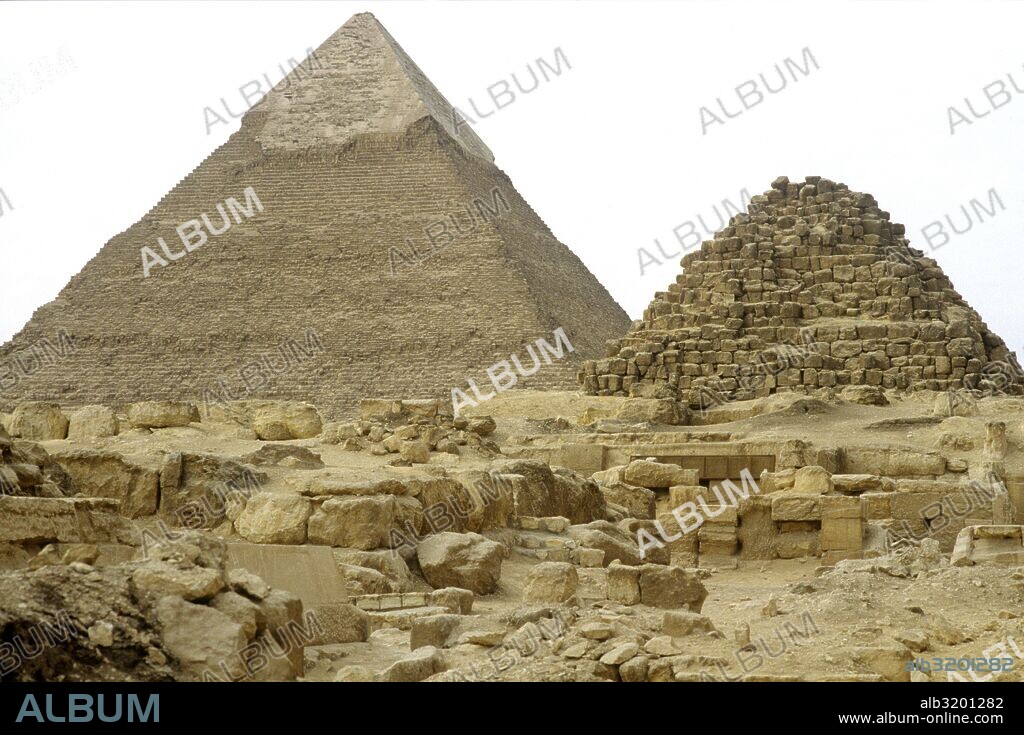 La pirámide de Jafra o Jefren es una pirámide perteneciente a la necrópolis de Guiza.  Se data en el siglo XXVI a. C.