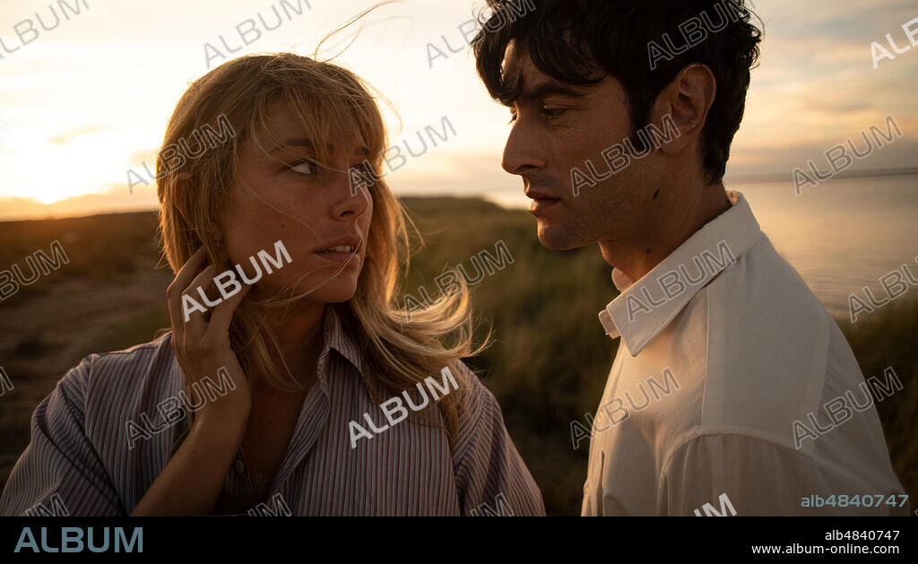 BLANCA SUAREZ and JAVIER REY in EL VERANO QUE VIVIMOS, 2020, directed by CARLOS SEDES. Copyright 4 CATS PICTURES/ATRESMEDIA CINE/BAMBU PRPDUCCIONES/CLAQUETA,.