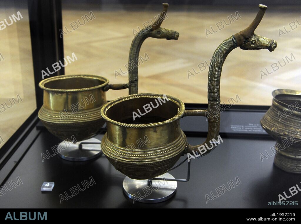 ARTE PREHISTORIA. EDAD DE LOS METALES. NORTE EUROPA. Vaso de oro, importado en Dinamarca. Mango con cabeza de caballo estilizado que fue agregado a nivel local. EDAD DEL BRONCE TARDIO (800-400 aC). Museo Nacional. Copenhague. Dinamarca. Norte Europa.