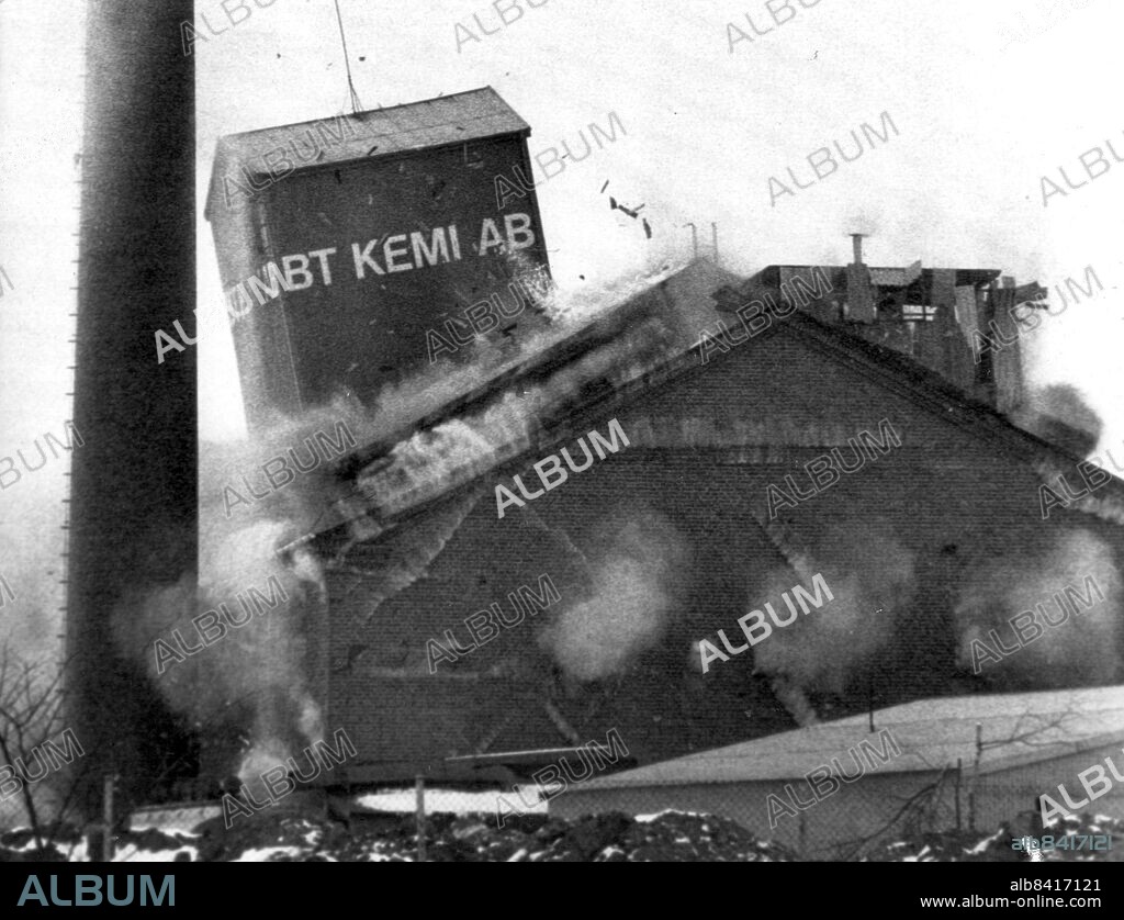 SEKLET-OLYCKOR-70 Giftskandalen i Teckomatorp. I Skåne påträffades 75 nedgrävda tunnor på danskägda bekämpningsmedelsfabriken BT Kemis fabriksområde i Teckomatorp den 28 aug 1977. Miljöskandalen har bara växt alltsedan de första misstankarna 1973. Den 20 okt 1977 förbjuder regeringen all verksamhet vid fabriken, då har man hittat över 700 nedgrävda gifttunnor. Direktören och fabrikschefen åtalades för vårdslöshet med gift, men friades. Enligt en rapport kommer det att kosta 22 miljoner att sanera området och ta 5-6 år. Bilden visar när BT Kemi jämnas med marken i feb 1979.. Foto: Ingvar Andersson Kod: 3/9909 . COPYRIGHT SCANPIX SWEDEN.