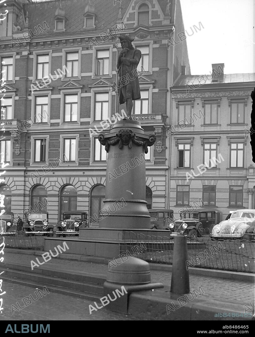 Göteborg 1935-01-04 - Statyn av Jonas Alströmer på Lilla torget - *** Local Caption *** GT 1935 januari 1-15. KAMERAREPORTAGE.