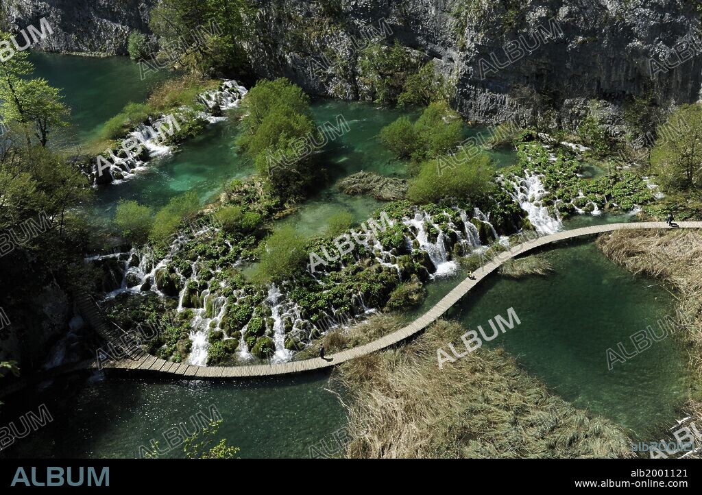 CROACIA. PARQUE NACIONAL DE LOS LAGOS DE PLITVICE. Situado en la región de Lika. Zona donde se alternan lagos, cascadas y manantiales. Patrimonio de la Humanidad de la Unesco. Europa.