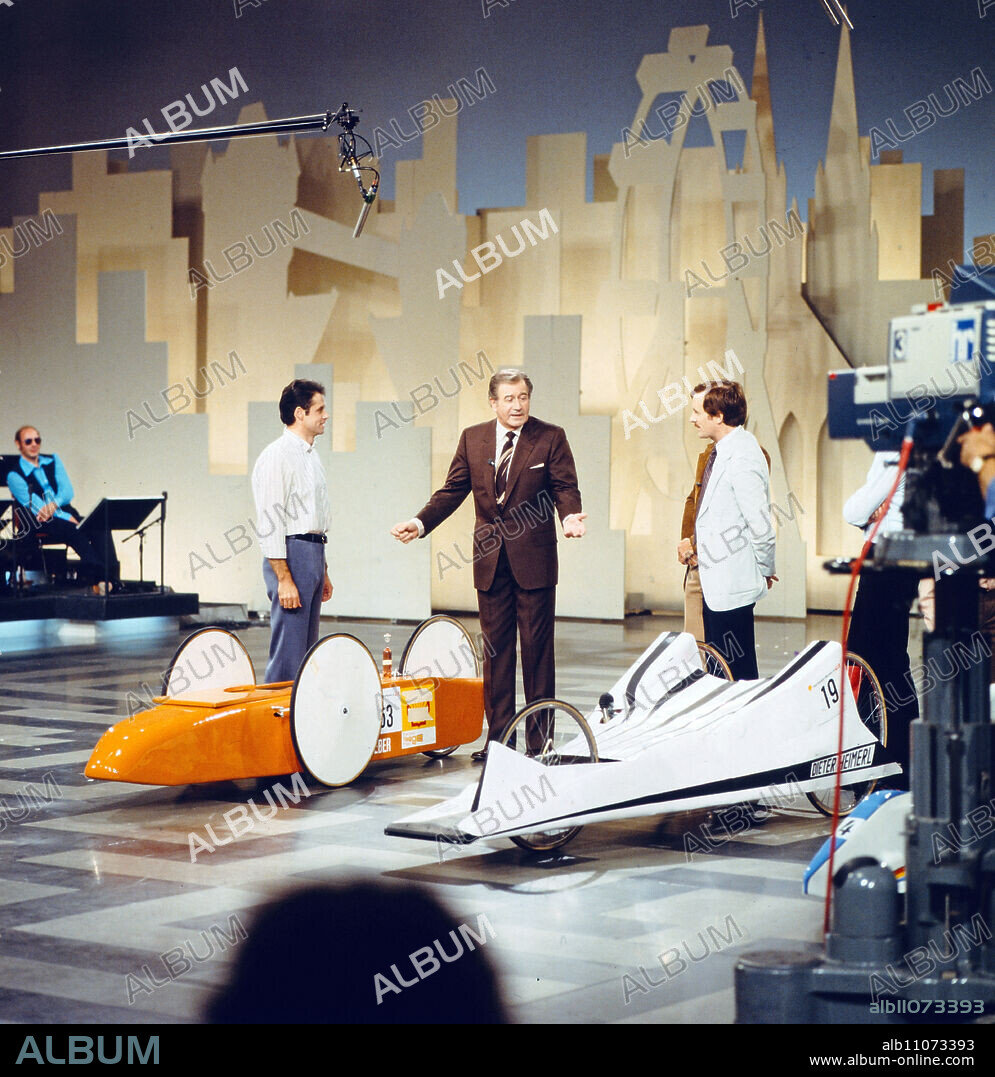 One will win, also called EWG, ARD quiz show, Germany, 1979, in the show setting: showmaster Hans-Joachim Kulenkampff with candidates.