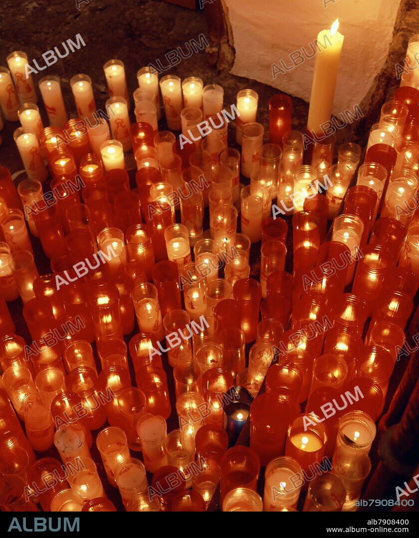 VELAS ENCENDIDAS EN EL SANTUARIO DE LA VIRGEN DEL ACEBO.