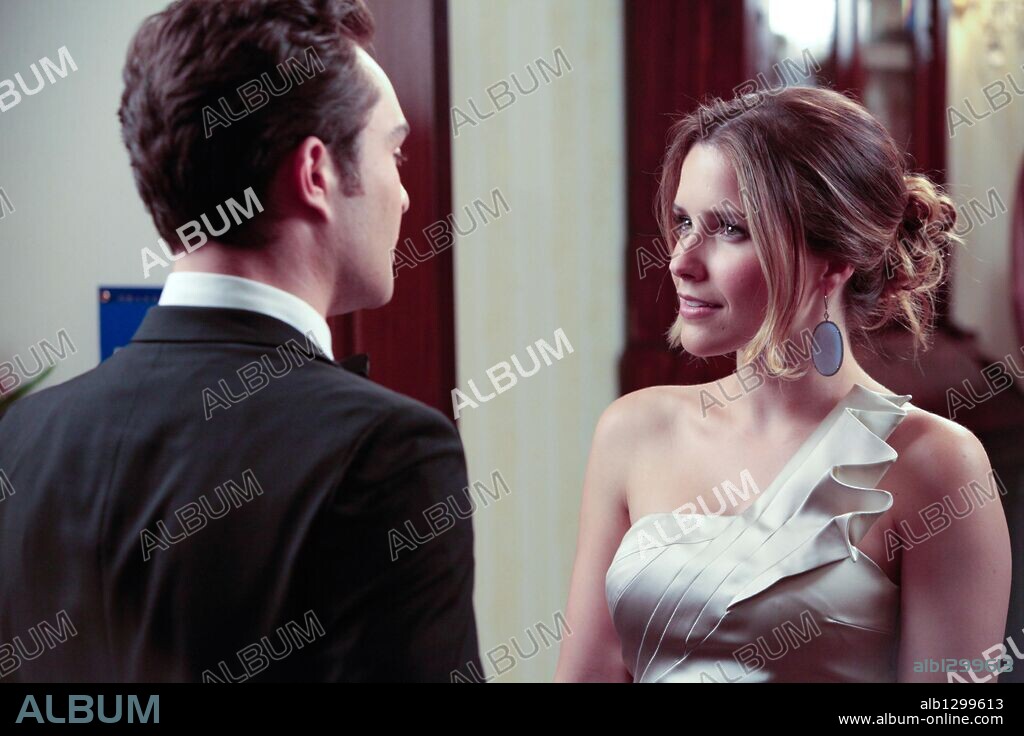 ED WESTWICK y SOPHIA BUSH en CHALET GIRL, 2011, dirigida por PHIL TRAILL. Copyright UK FILM COUNCIL.