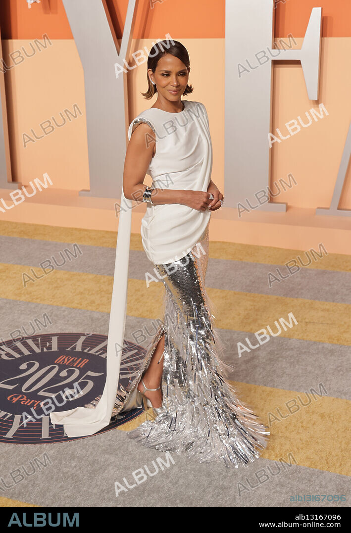 March 2, 2025, Beverly Hills, Ca, USA: Halle Berry attends the 2025 Vanity Fair Oscar Party at Wallis Annenberg Center for the Performing Arts on March 02, 2025 in Beverly Hills, California. (Credit Image: © Crash/imageSPACE via ZUMA Press Wire).