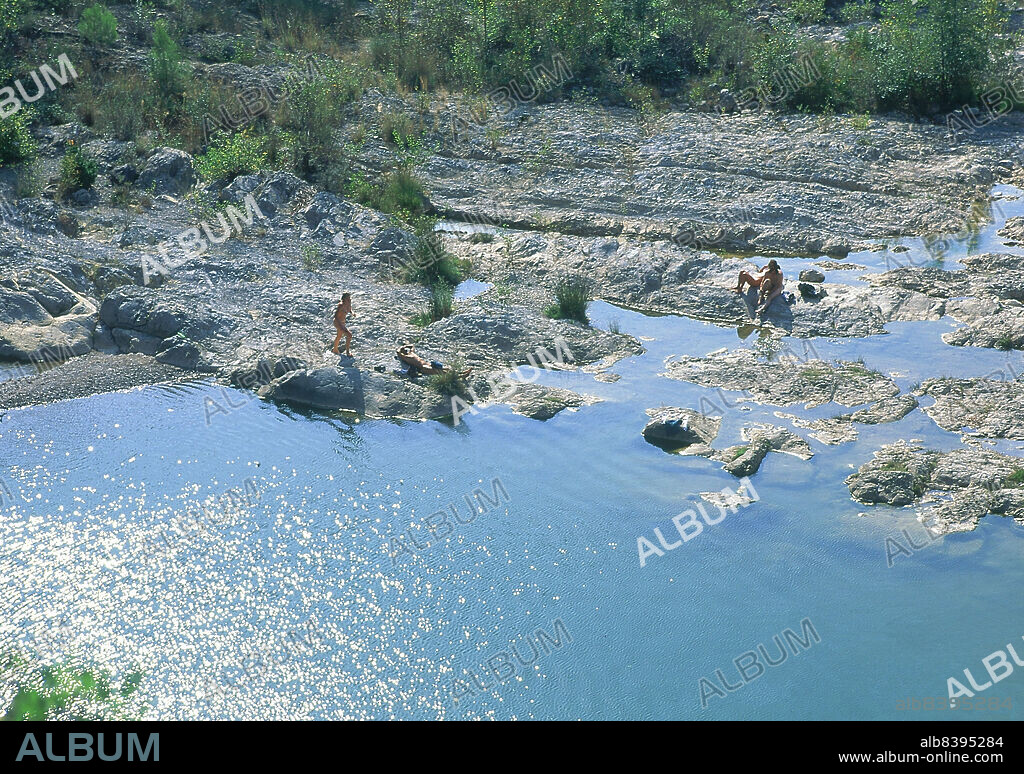 BAÑISTAS NUDISTAS EN EL RIO LLIERCA.