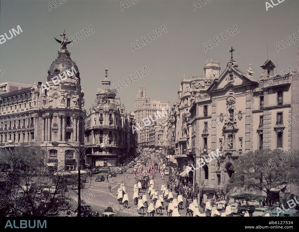 FRANCO CON SU ESCOLTA DE GUARDIAMORA SUBIENDO POR LA CALLE GRAN VIA DESDE LA CALLE ALCALA AÑOS 60.