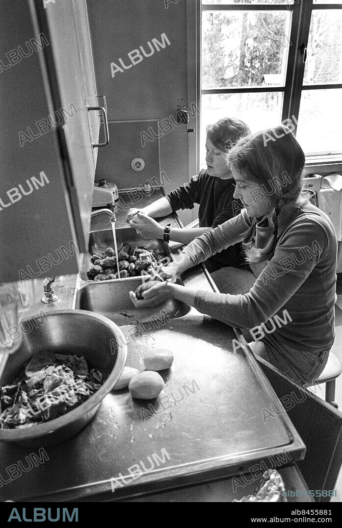 VÄSTERBOTTEN SORSELE 1973-05-15.. Reportage inför SORSELEGÅRDEN. TV-program som handlar om ett annorlunda jordbrukskollektiv i Västerbotten.. Sänt första gången 1973-06-08.. Här ses de två kvinnliga medlemmarna Agneta Brisander och Berit Öhman skala potatis.. Foto: Bo-Aje Mellin / RiR / SVT / Kod: 5600. Bild och reportage publ. i RiR 23/73 sid. 8-10, 50.. RiR 20860 sv/v neg   . Kollektiv.