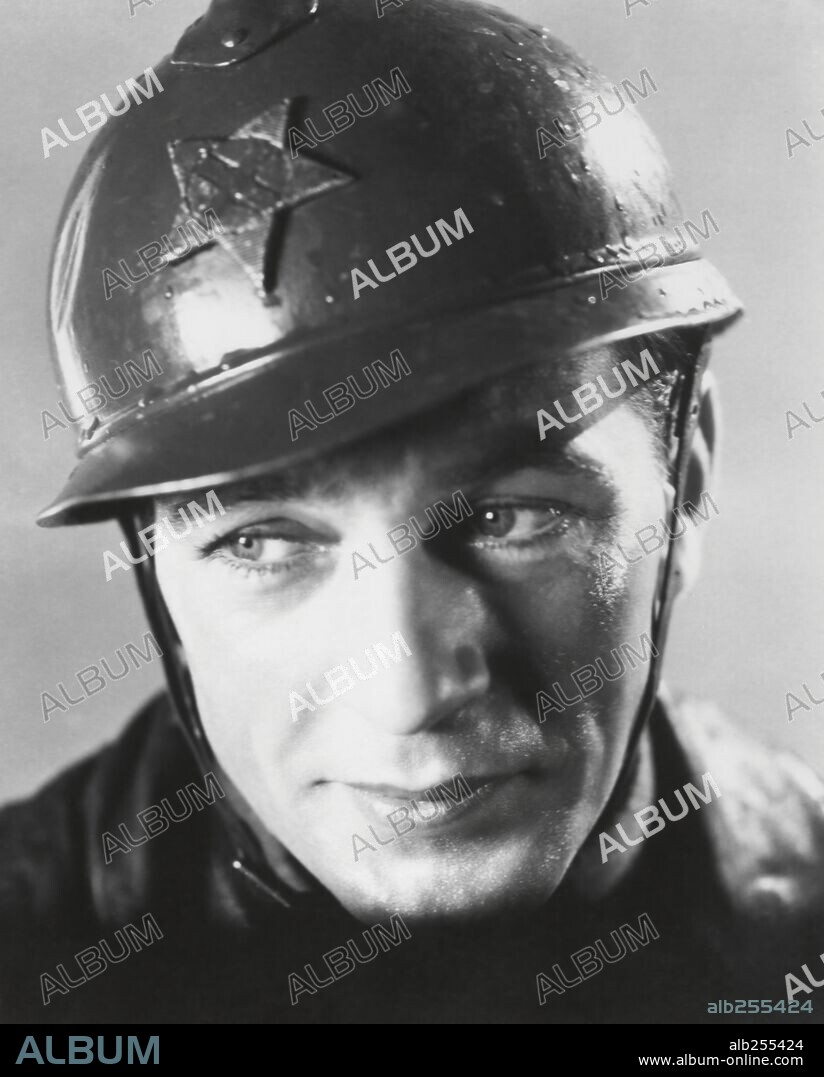 GARY COOPER in A FAREWELL TO ARMS, 1932, directed by FRANK BORZAGE. Copyright PARAMOUNT PICTURES.