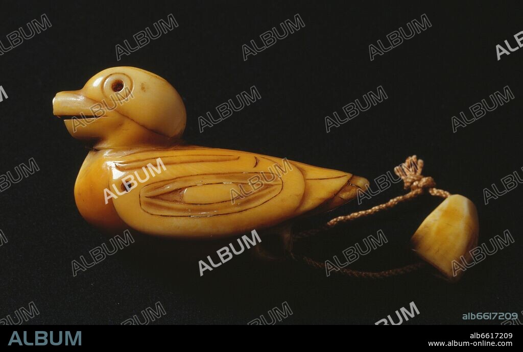 AMULETO CON FORMA DE PATO - SIGLO XVIII - COLMILLO DE MORSA - 4,3 x 6,9 x 2,6 cm.