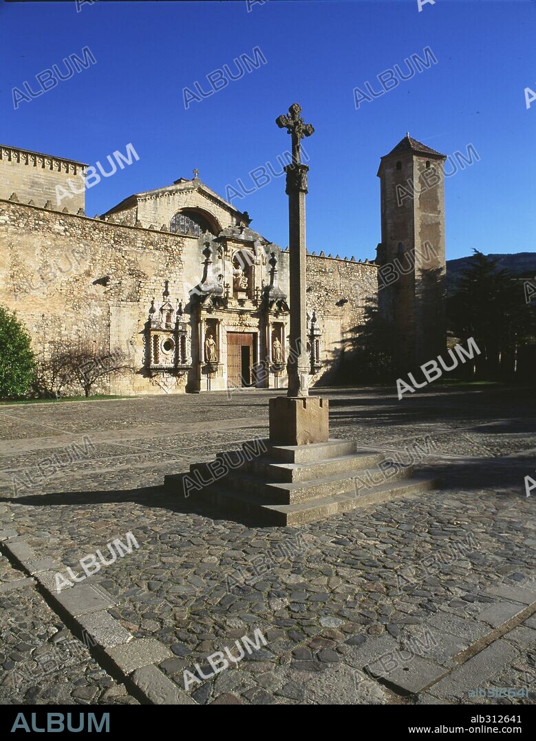 Monasterio de Poblet, Tarragona. Fundado en el s.XII. Fachada barroca y cruz.