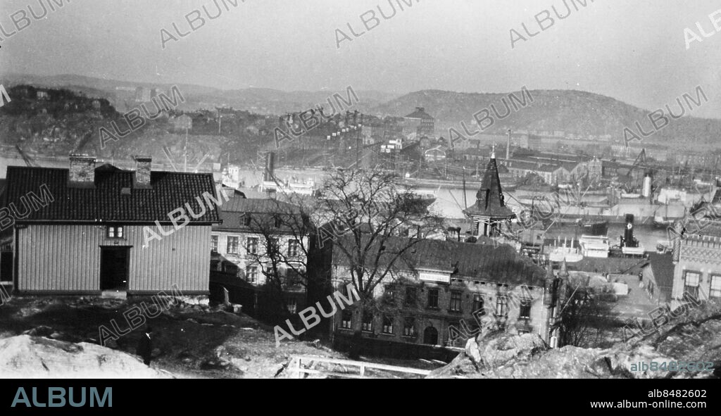 Masthugget 1930 - tal. Vy från Stigberget norrut. T.v. Klampare Mårtenssons hus.. Nedanför har vi Henriksberg med sin punschveranda och Hamnen. På andra sidan finns Hisingen med Lindholmen och Ramberget. *** Local Caption *** . Henry Johansson.